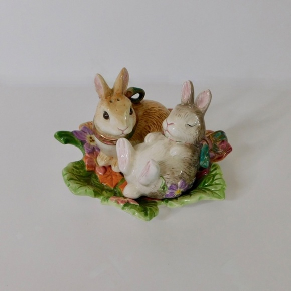 FITZ AND FLOYD Halcyon Bunny Rabbit Salt Pepper Shakers Floral Under Tray Easter - Picture 3 of 12